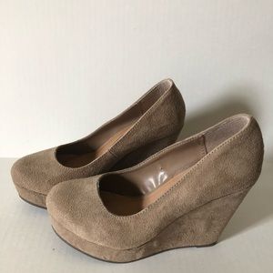 Soda Bee Beige Wedge Pump-size 6-brand new